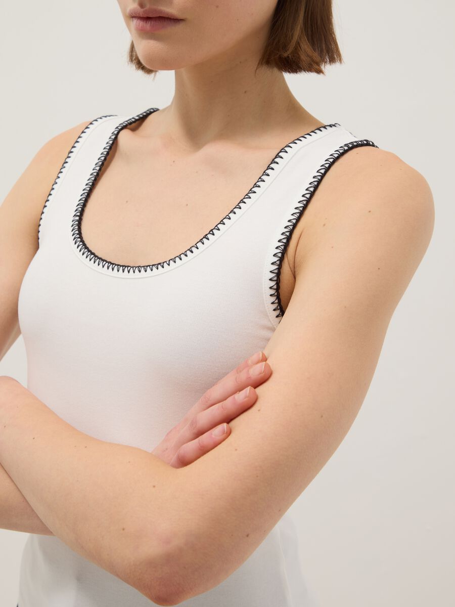 White stretch cotton tank top with contrast detailing, regular fit_3