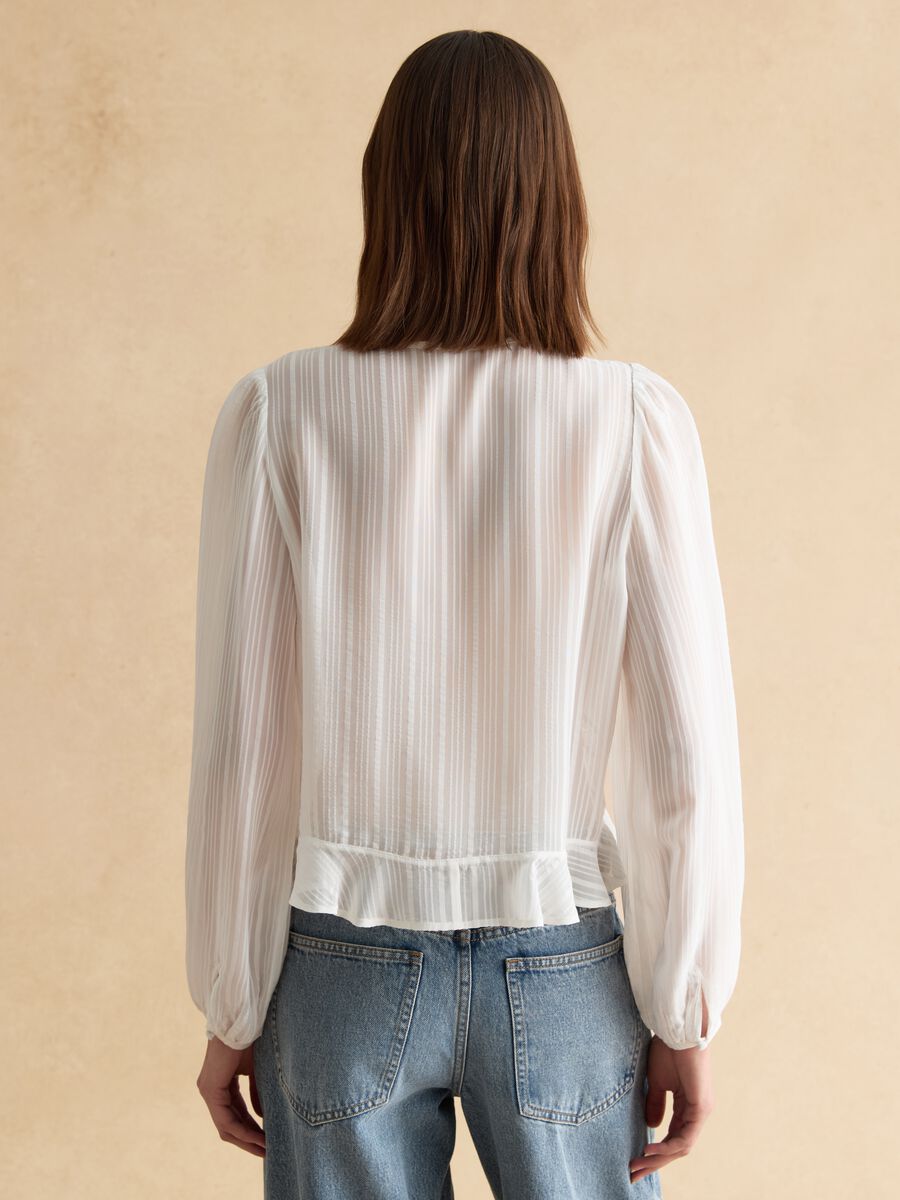 Camicia in pura viscosa bianca regular fit con dettagli in pizzo_3