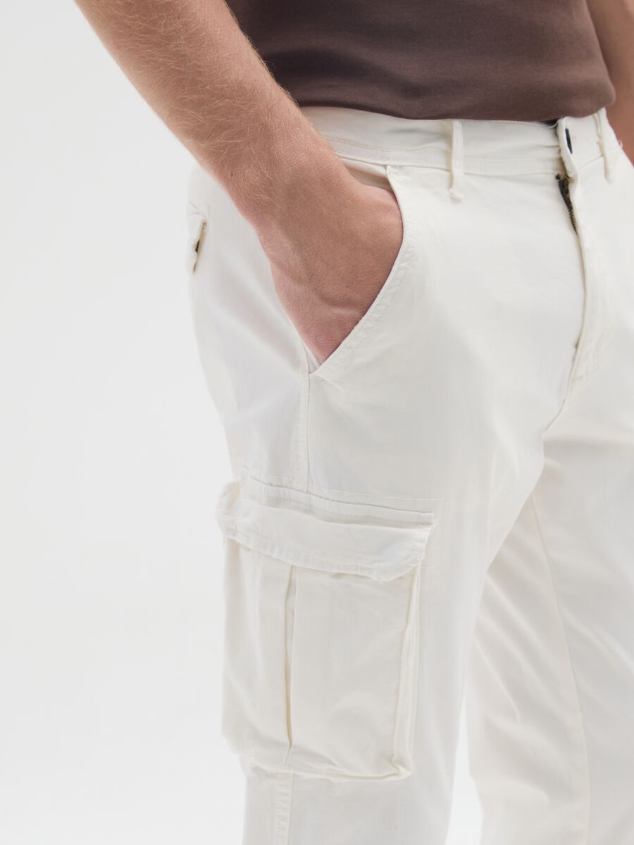 Pantaloni cargo in misto cotone elasticizzato bianchi slim fit_3