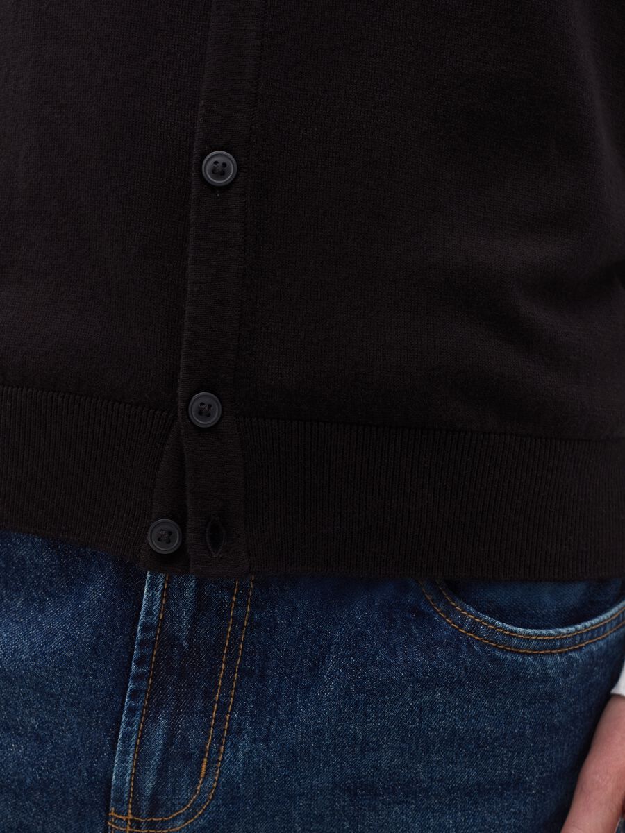 Gilet with V neck and buttons_2