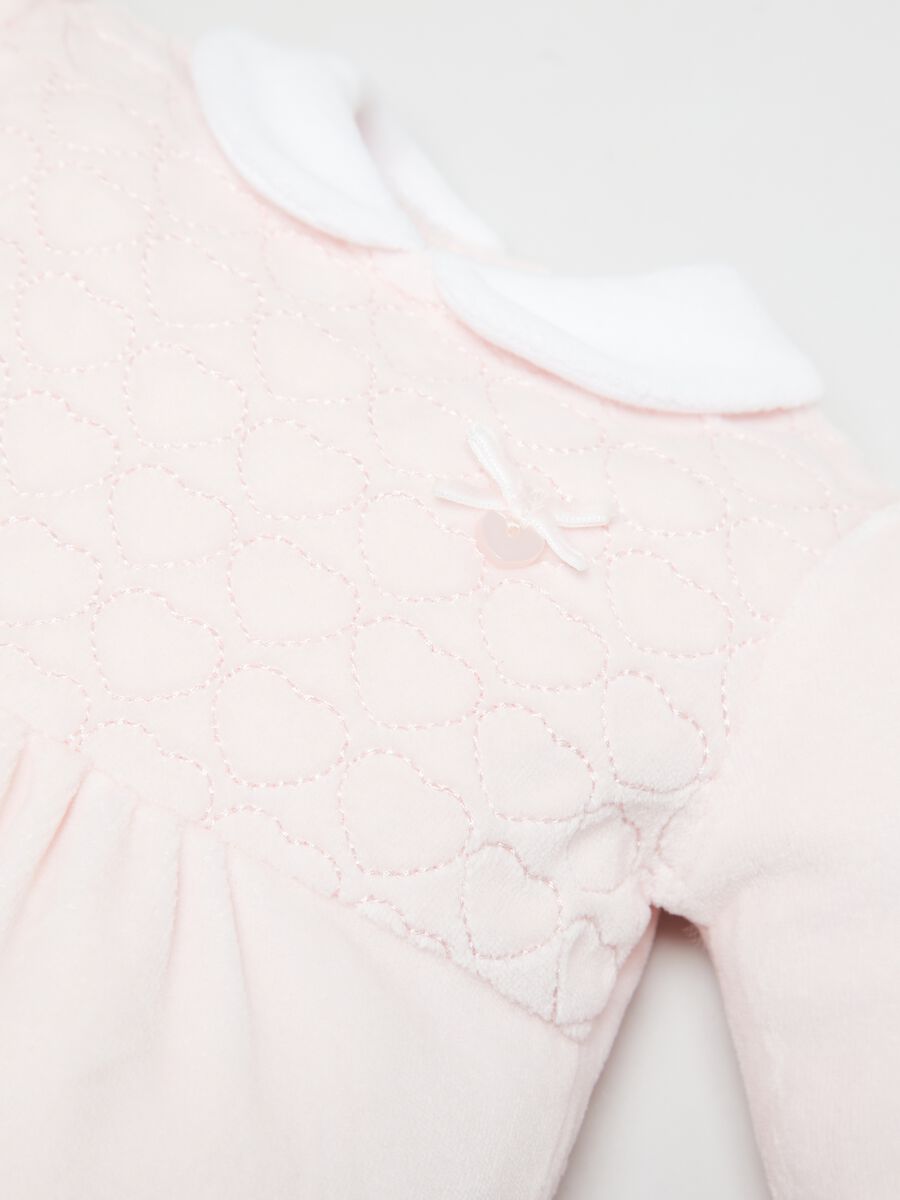 Tutina in velour con piedini e ricamo_2