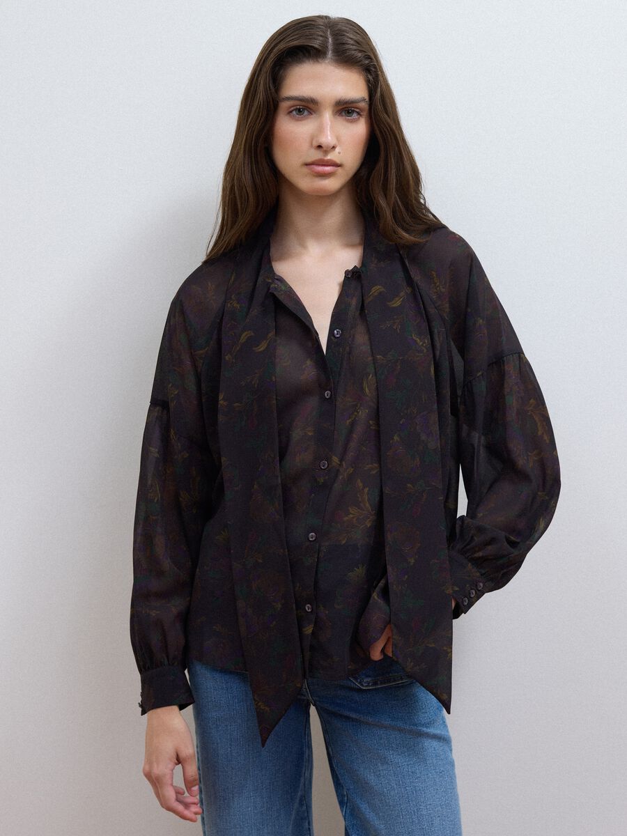 Camicia nera con fantasia floreale e fiocco al collo_0