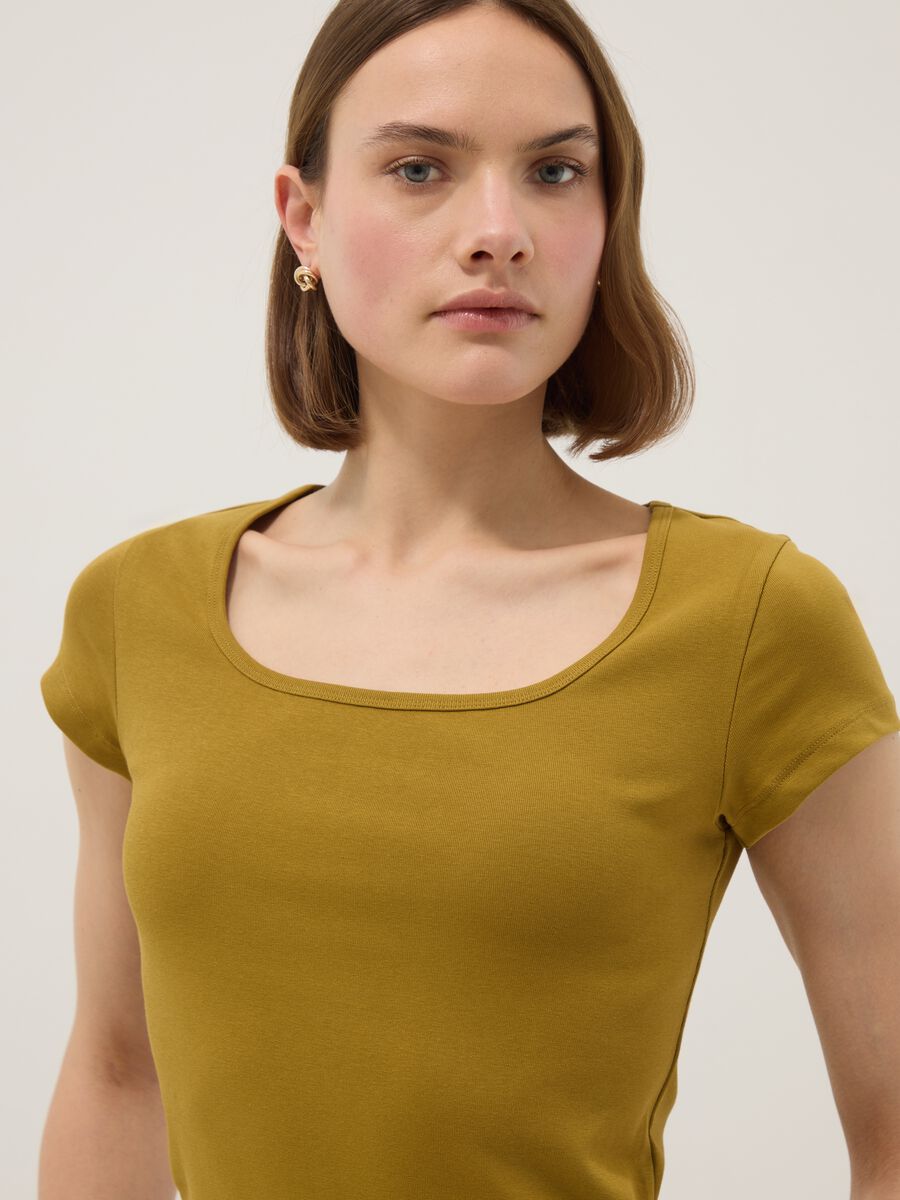 T-shirt fitted in cotone elasticizzato verde con scollo quadrato_0