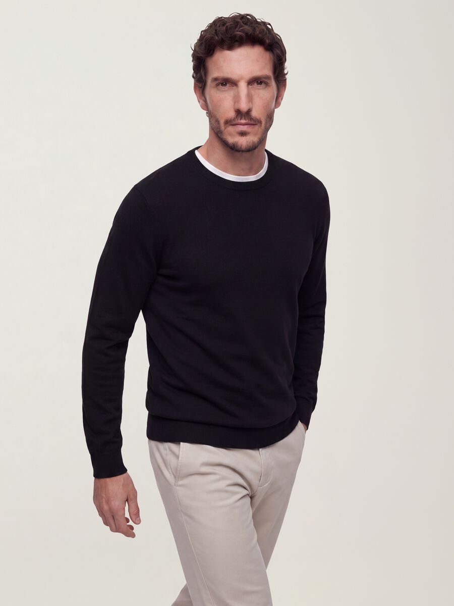 Maglia girocollo nera in misto viscosa regular fit_0