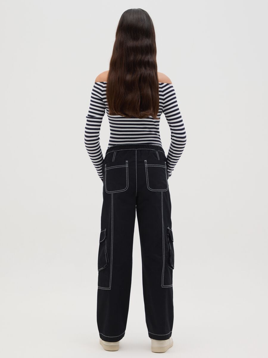 Cargo trousers with contrasting stitching_3