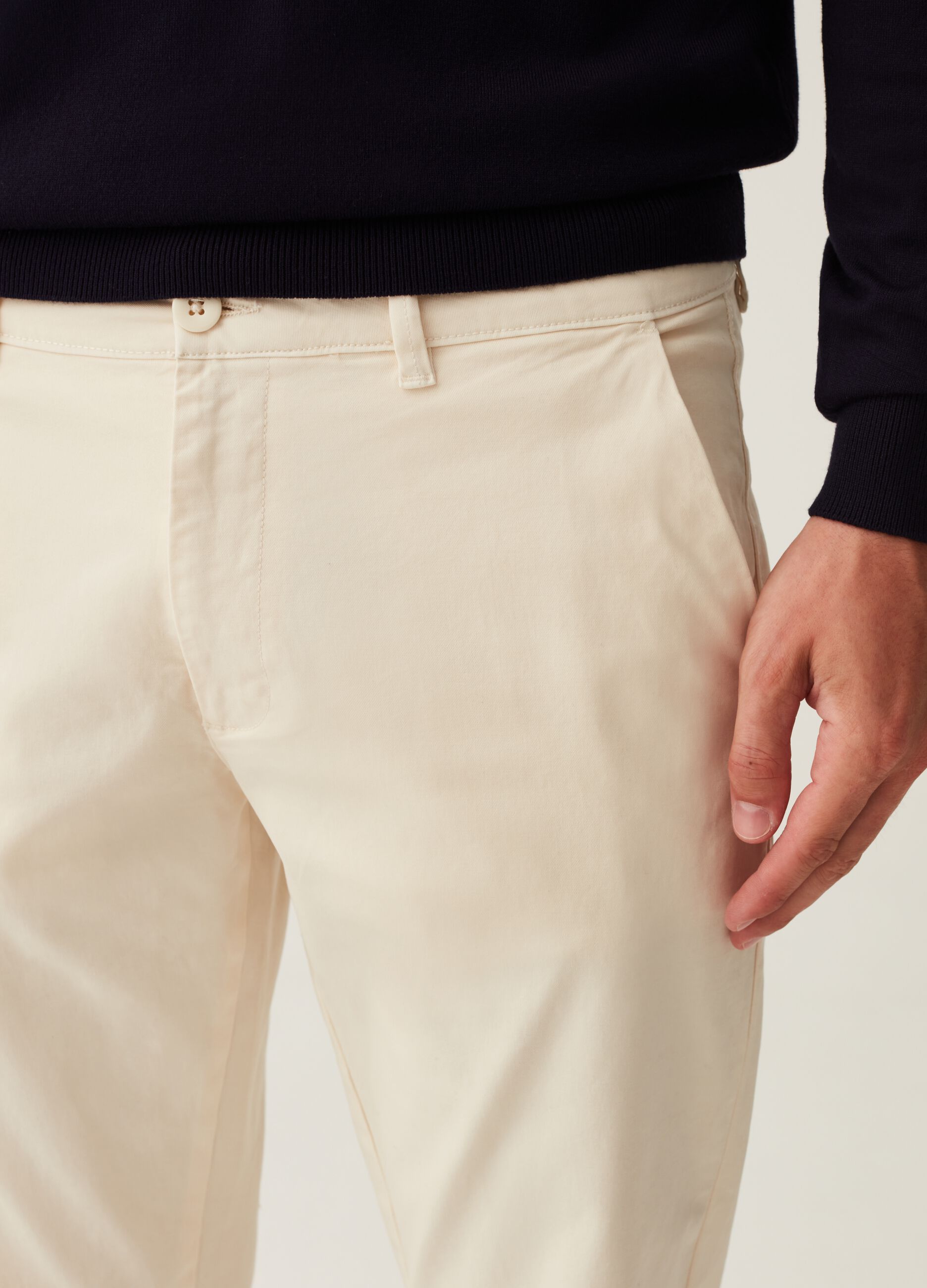 Pantaloni chino in cotone stretch tinta unita_1