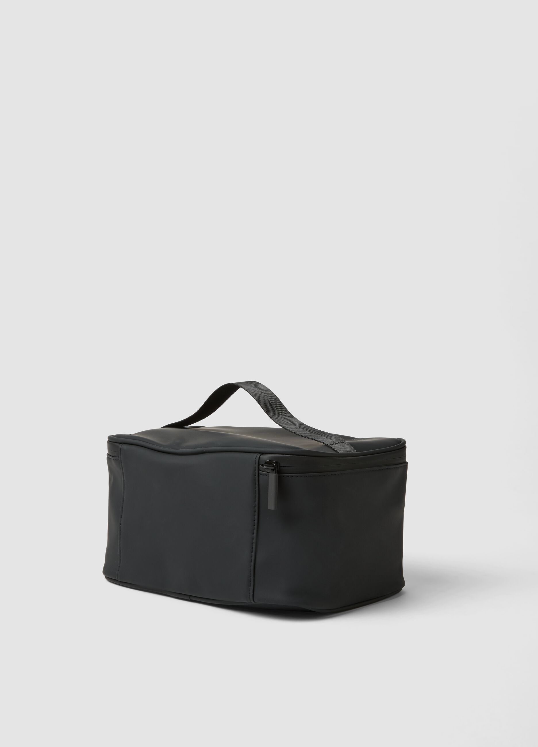 Black beauty case with handle and zip closure