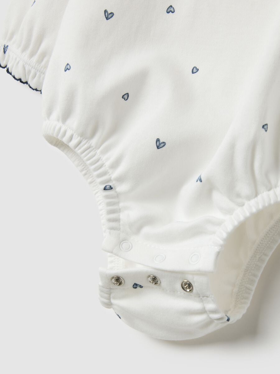 Body in puro cotone bianco da neonata con colletto a volant e cuori_3