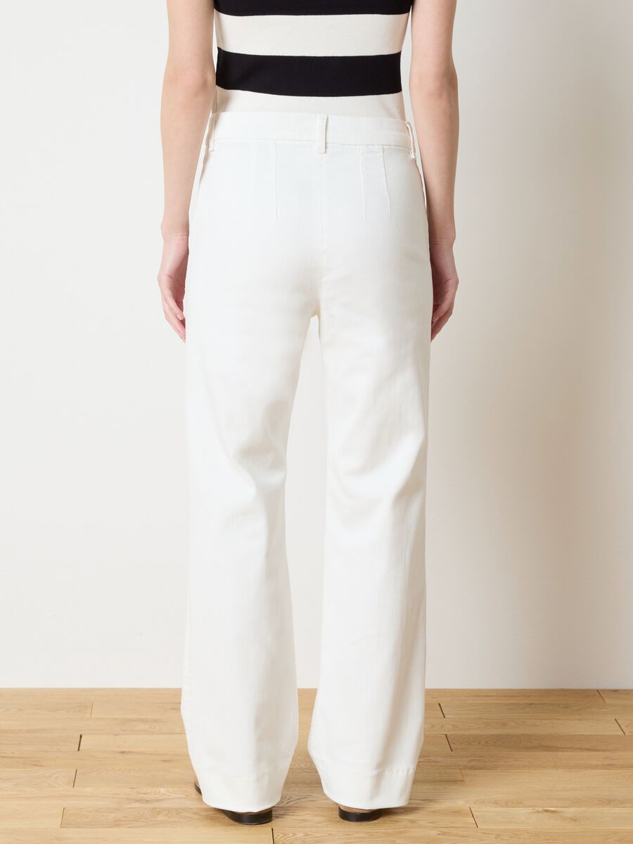 White bootcut jeans with pockets_3