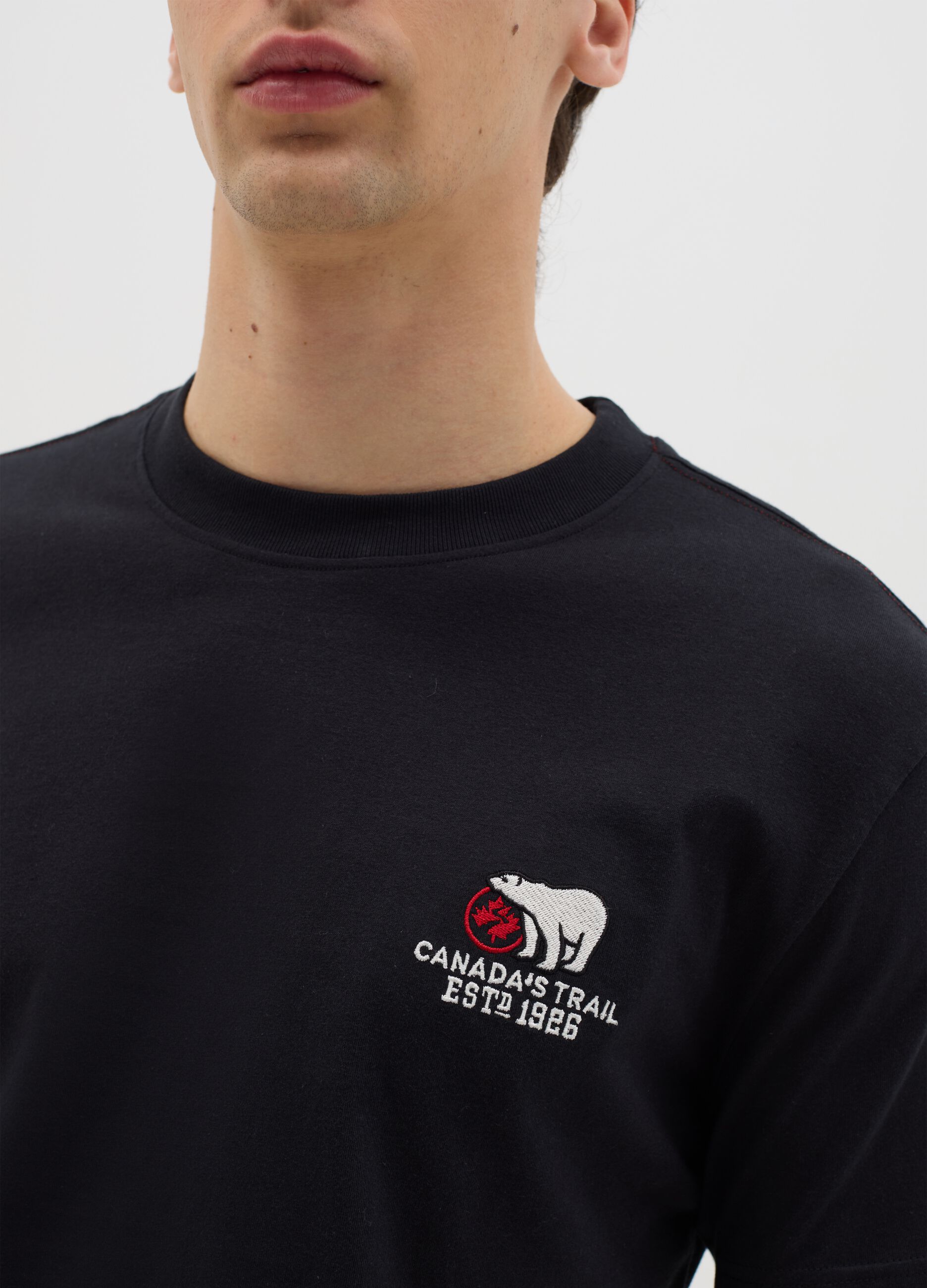 T-shirt nera a maniche corte Canada's Trail