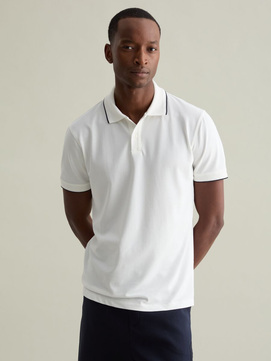 Polo shirt in technical fabric with contrasting edging_0
