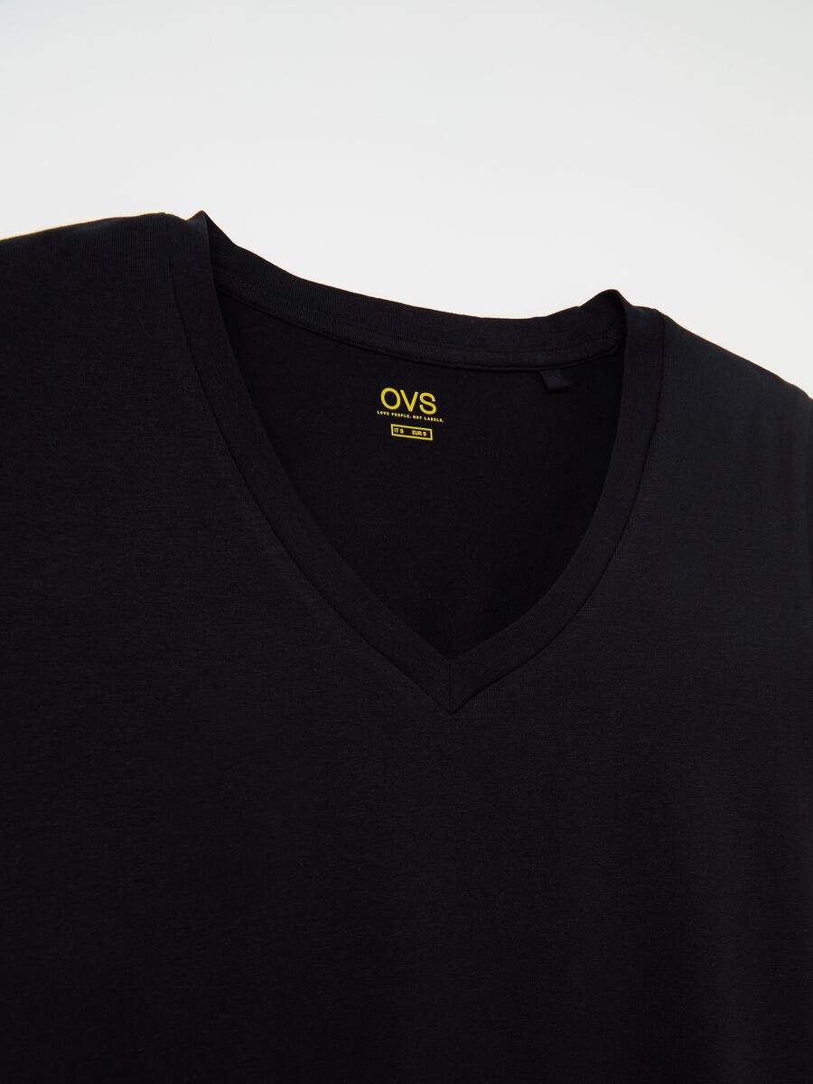 T-shirt tinta unita con scollo a V_5
