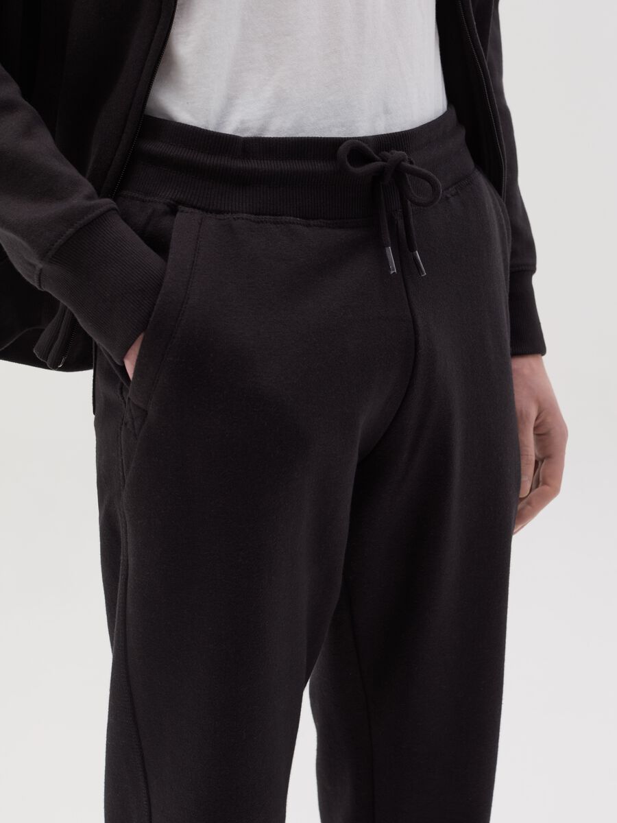 Fleece joggers with pockets and drawstring_2
