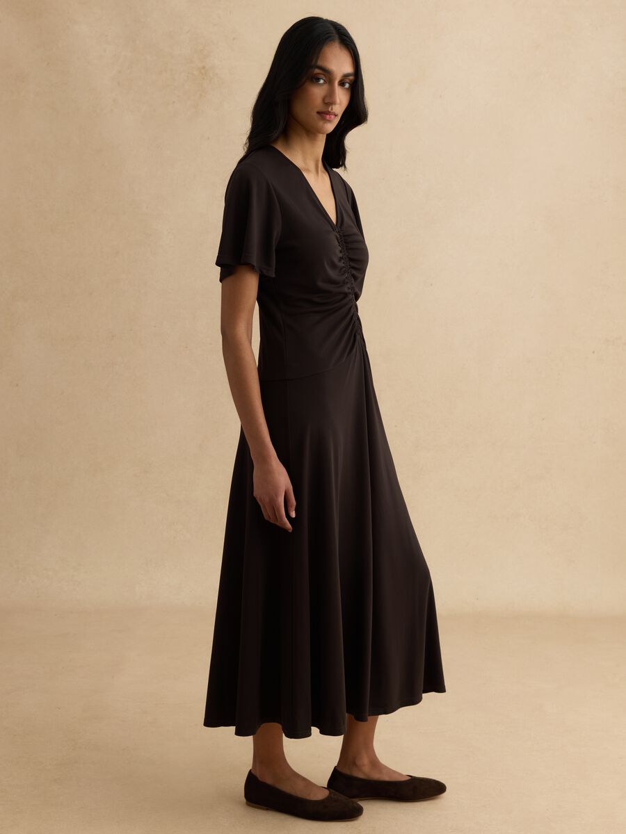 Abito nero con scollo a V arricciato_1