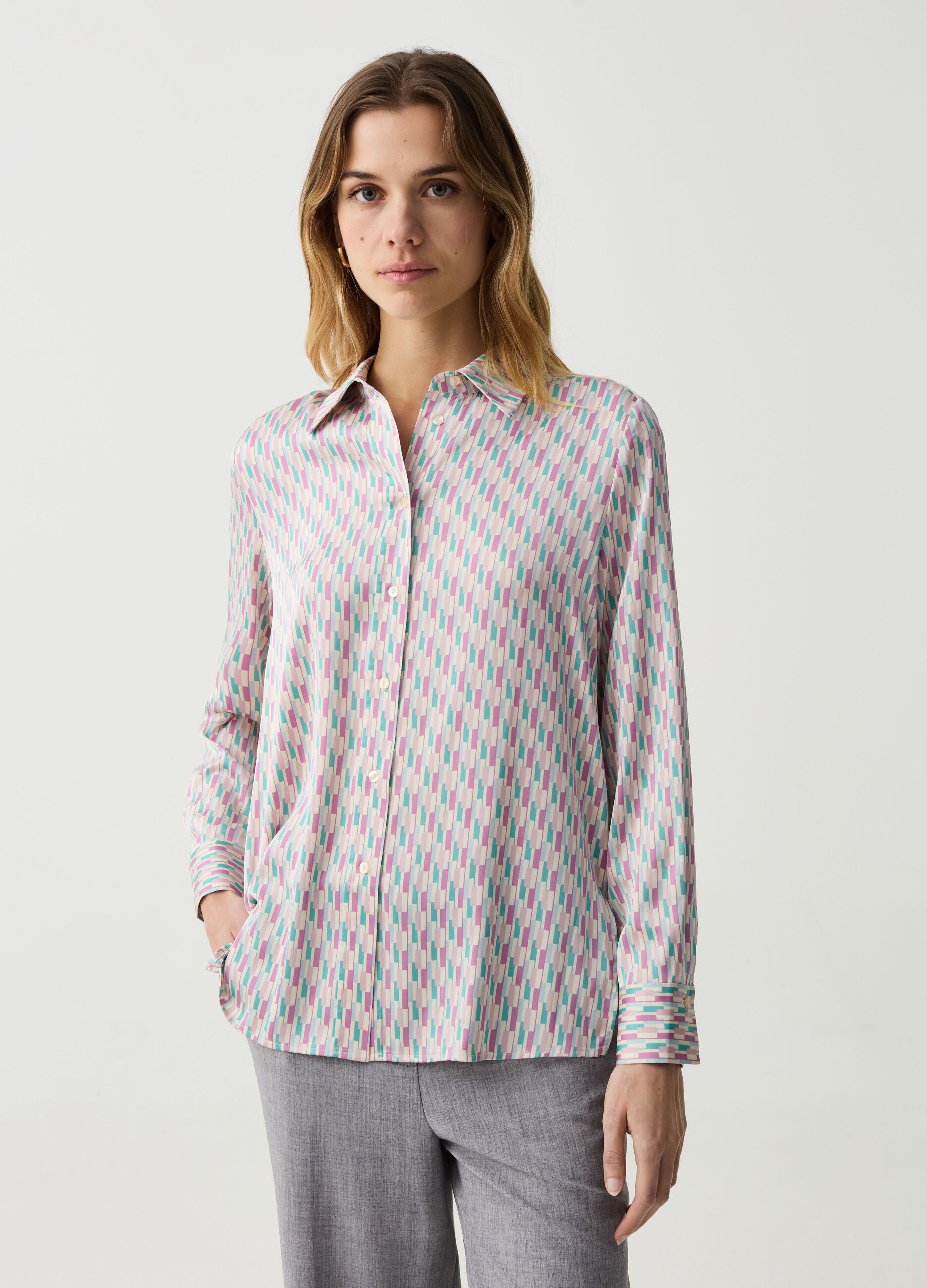 Camicia in satin con spacchi