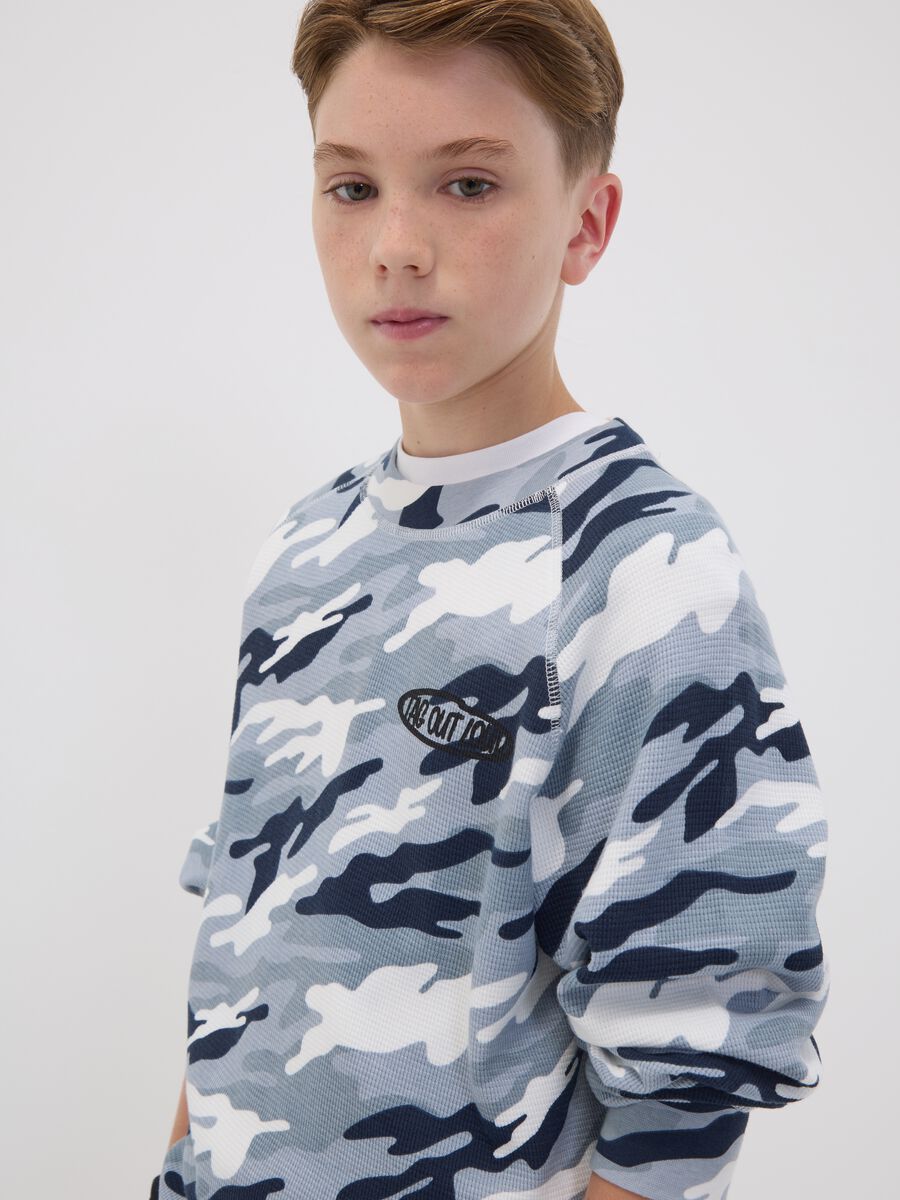 T-shirt relaxed fit multicolor in puro cotone con stampa camouflage per ragazzo_1