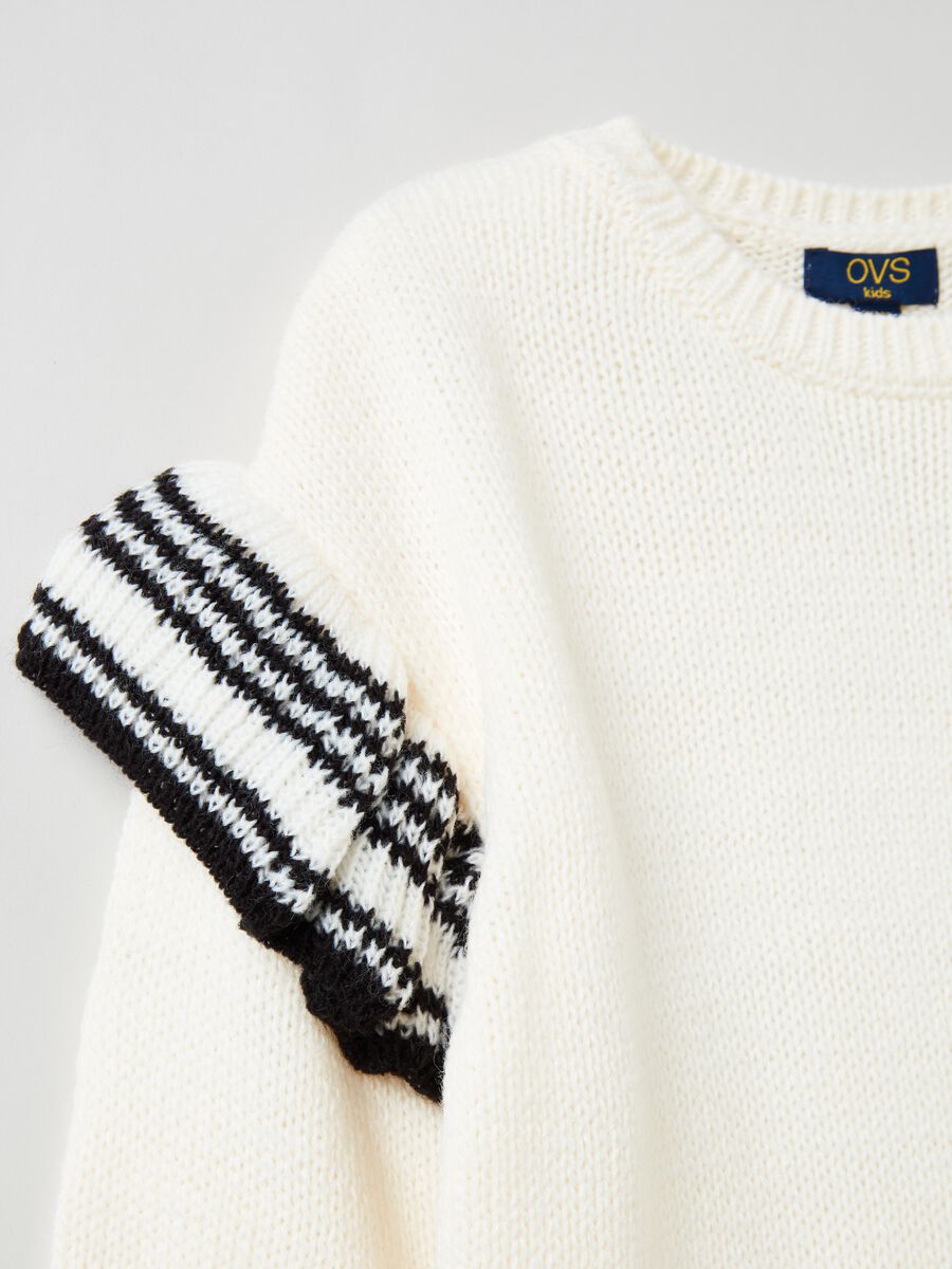 Pullover in maglia con volant a righe_2