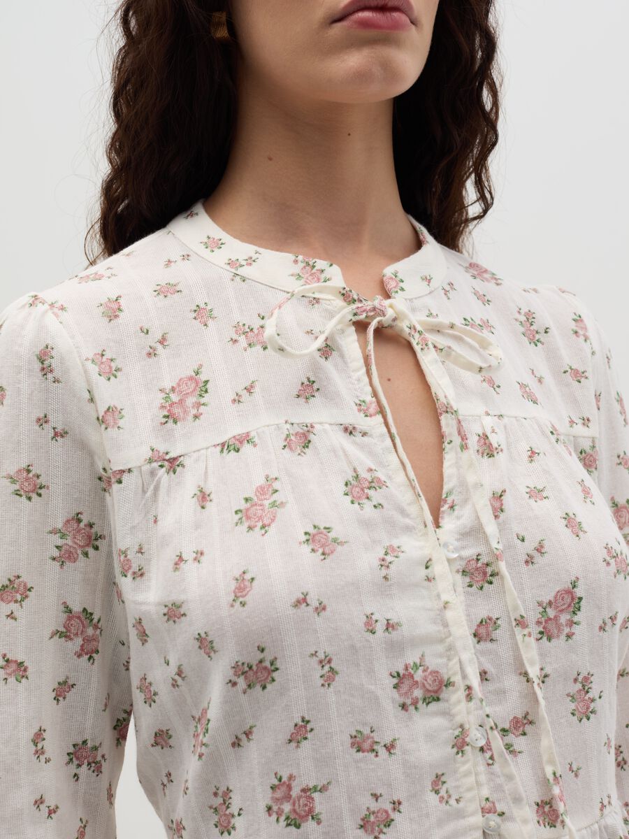 Blouse with laces and striped motif_2