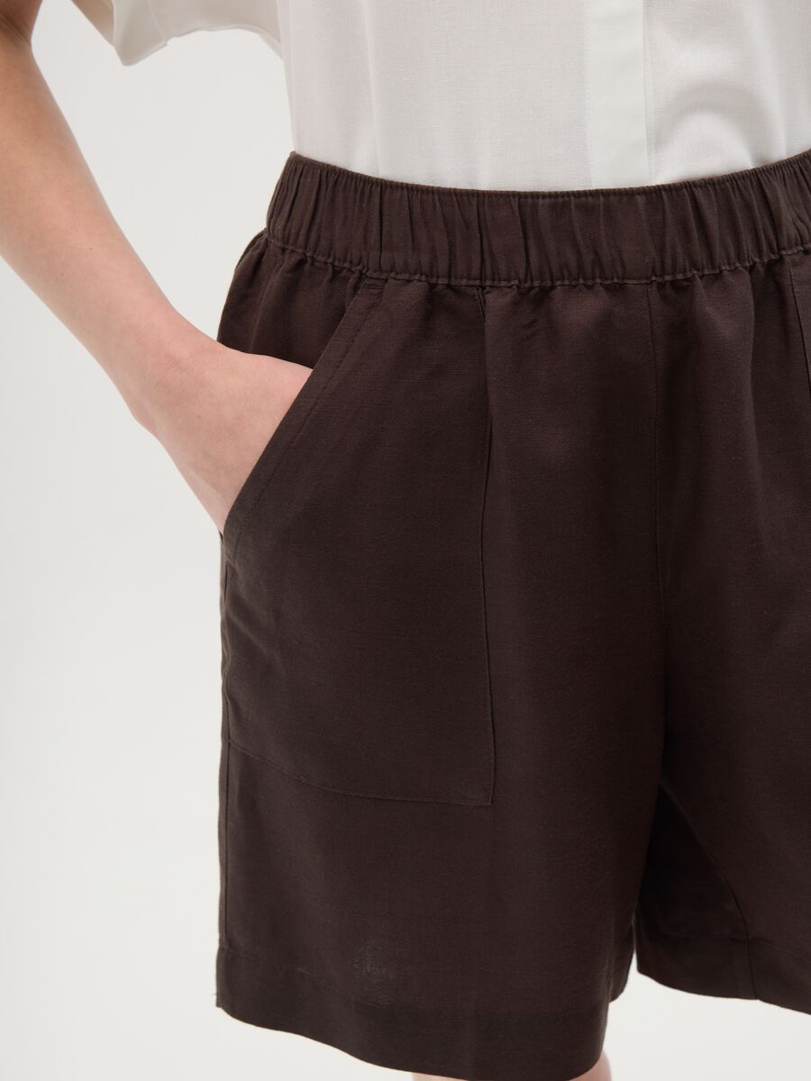 Women's regular fit brown linen blend shorts_2