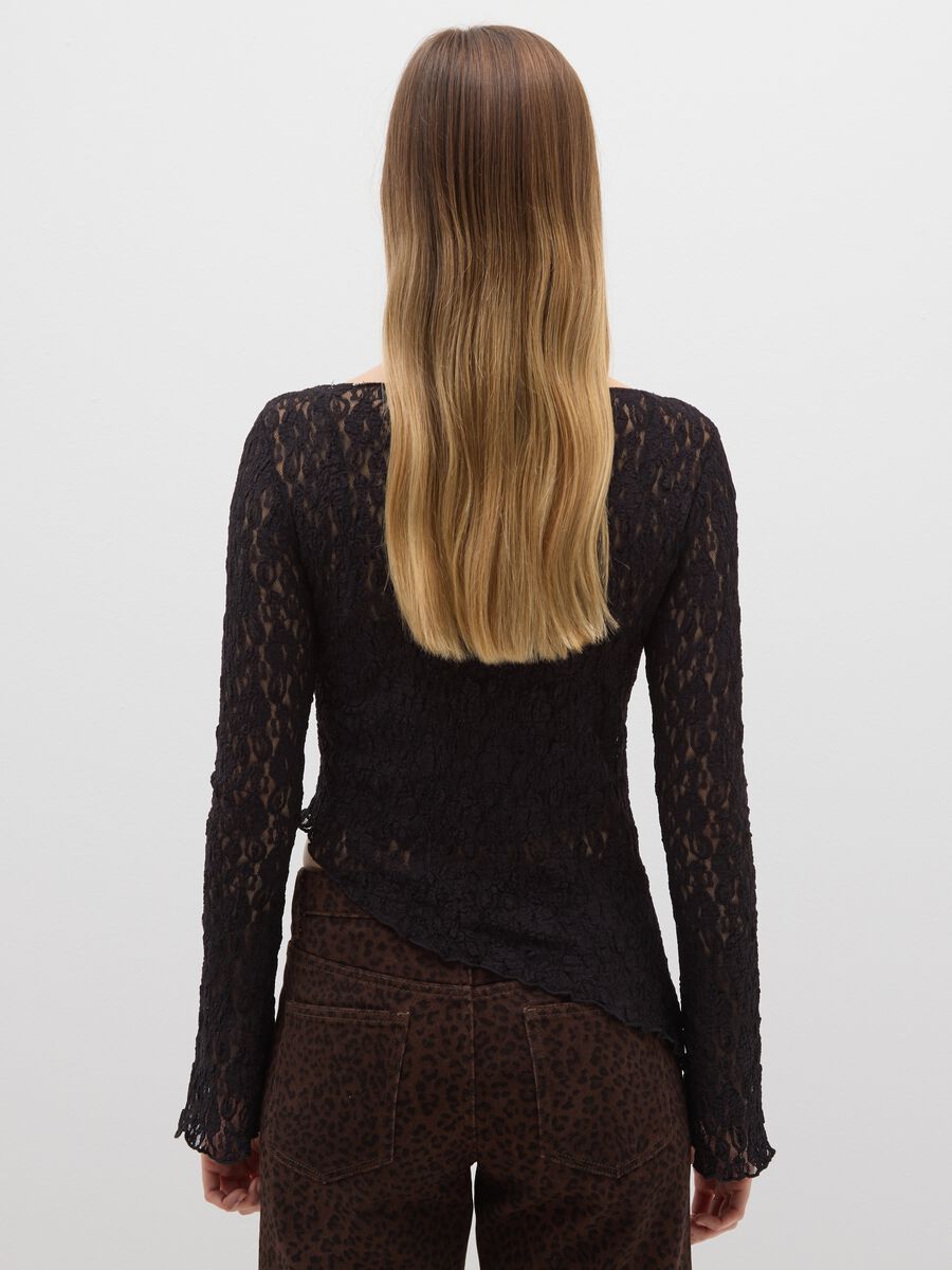 Maglia a maniche lunghe in pizzo nera regular fit con scollo a barca_2