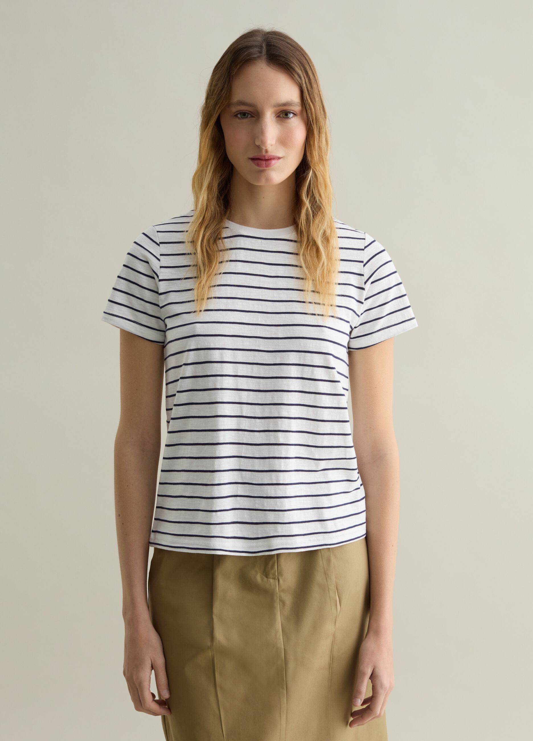 T-shirt with round neck and striped pattern