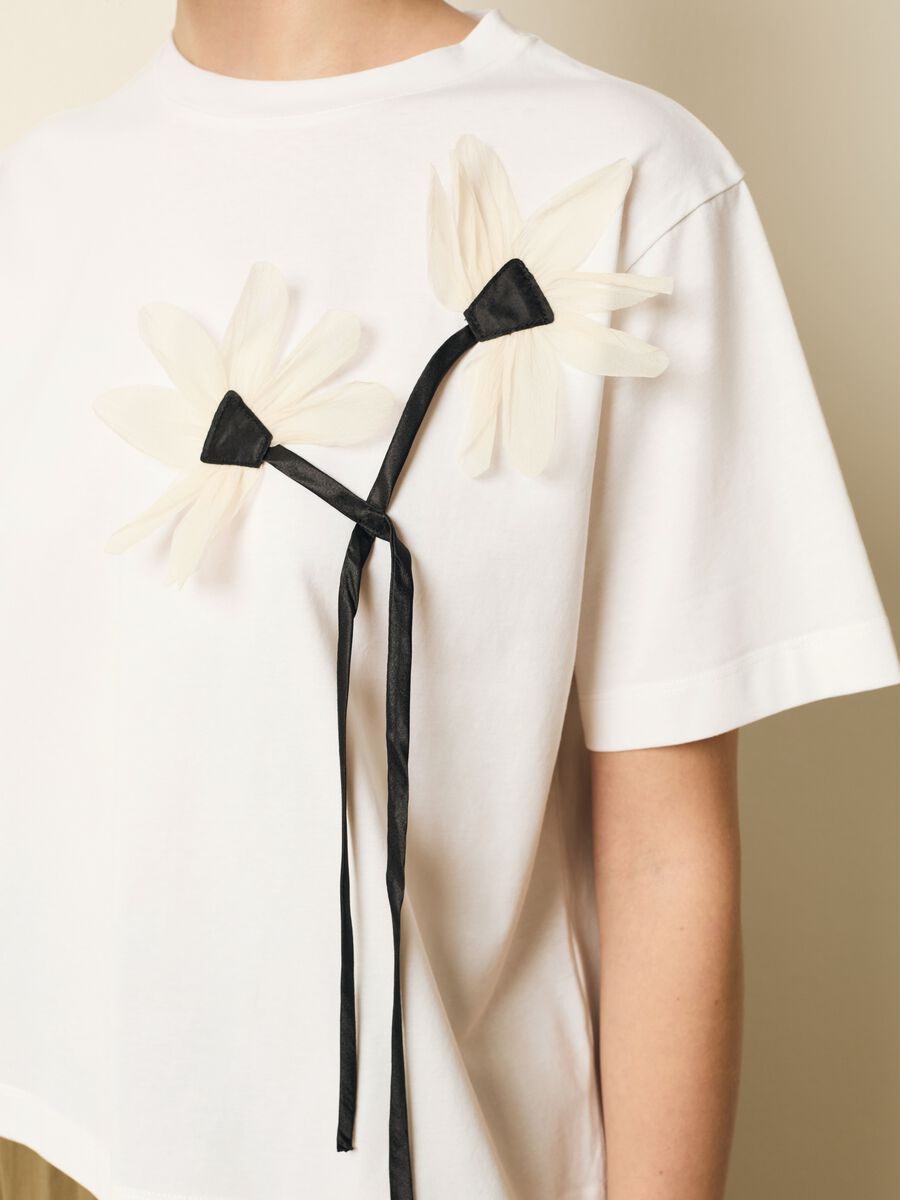 T-shirt con applicazione fiori_0