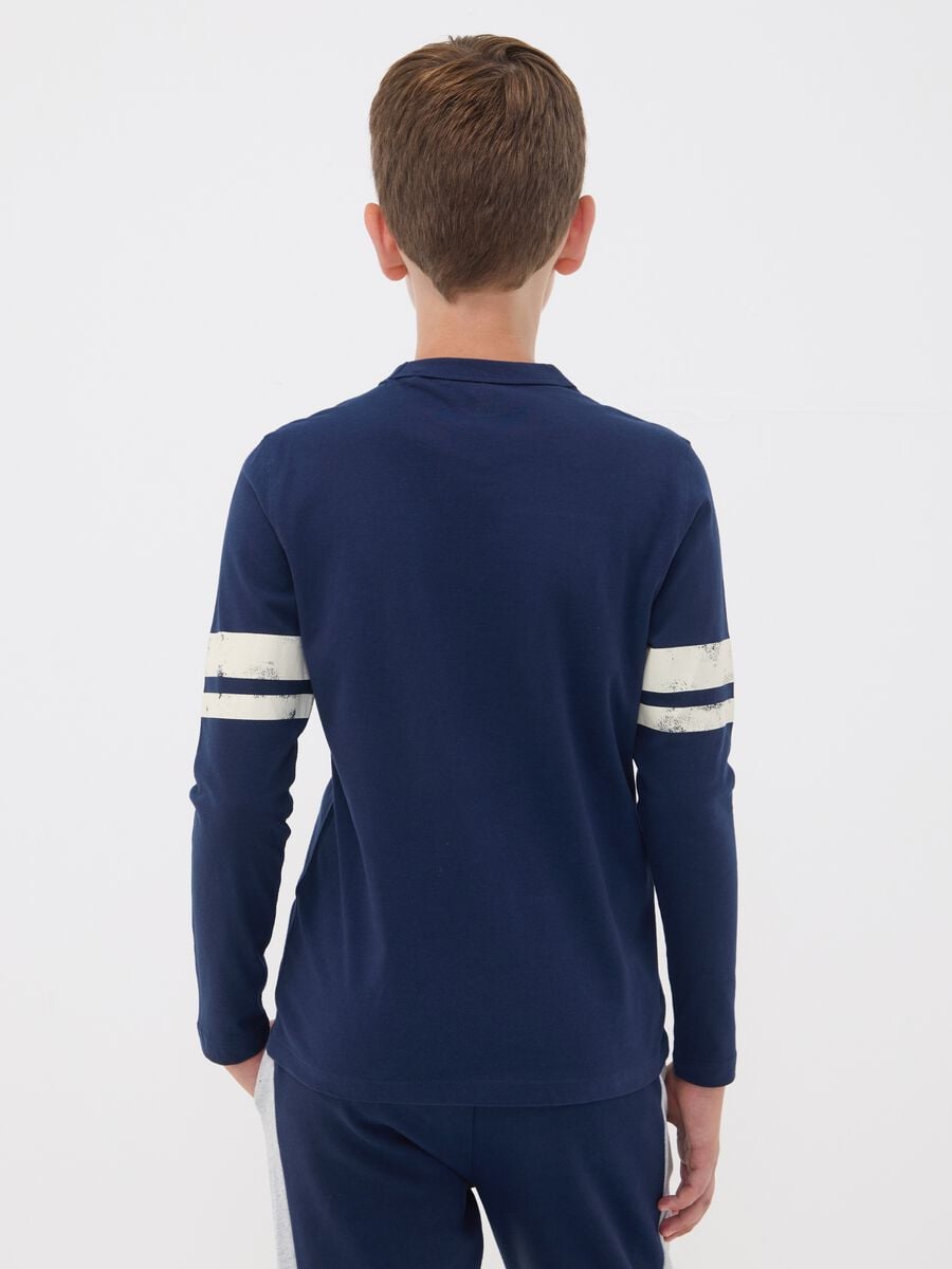 T-shirt blu in puro cotone organico con stampa college per ragazzo_2