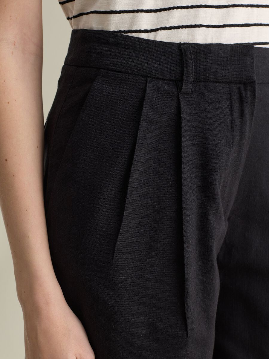 Bermuda shorts with darts_2