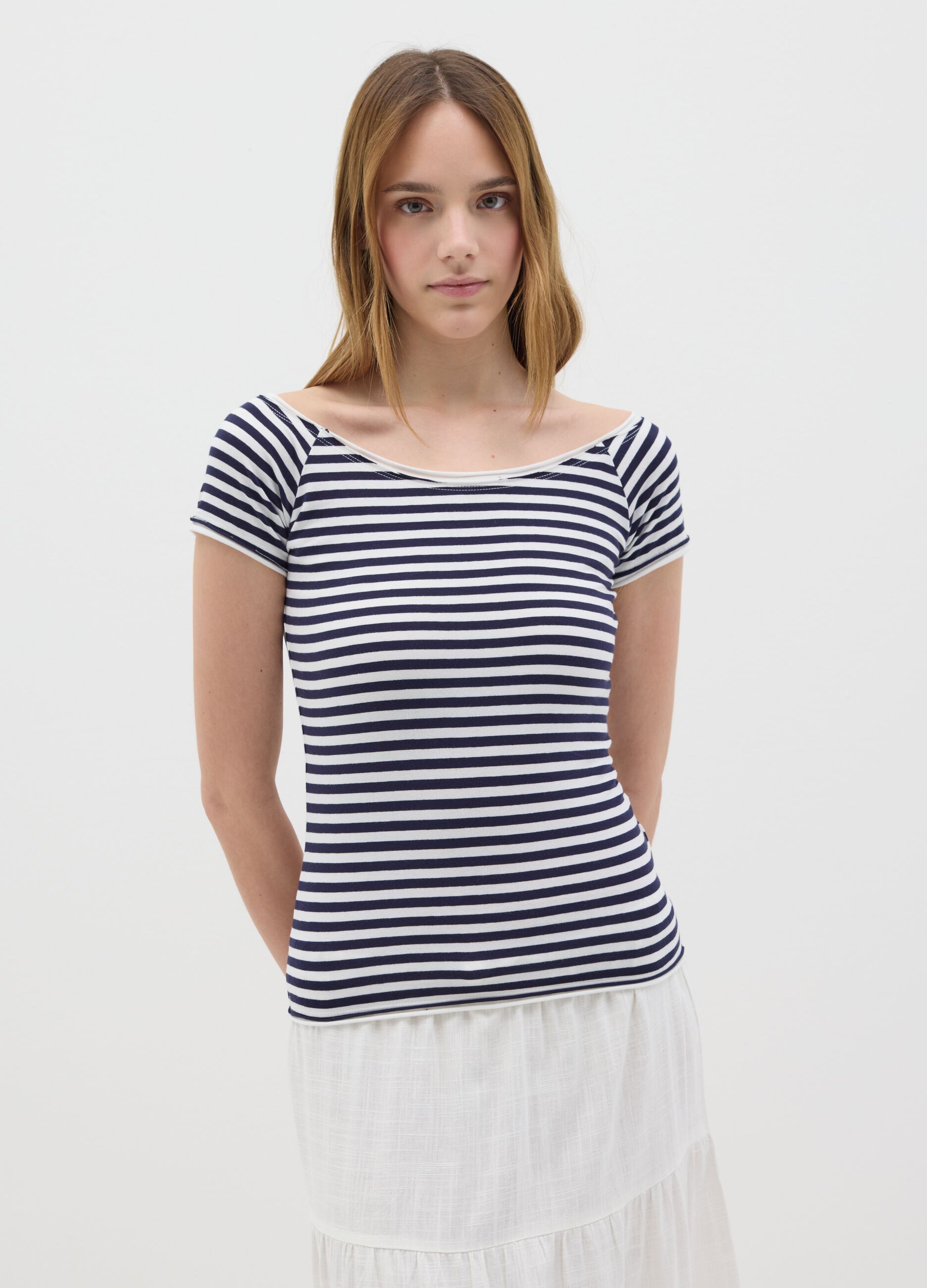 T-shirt da donna in cotone elasticizzato a righe bianche e blu