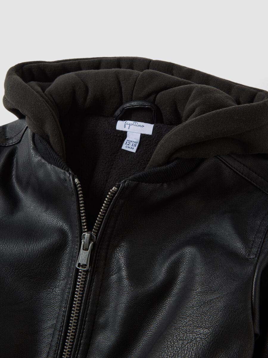 Bomber nero imbottito con cappuccio e zip per bimbo_2