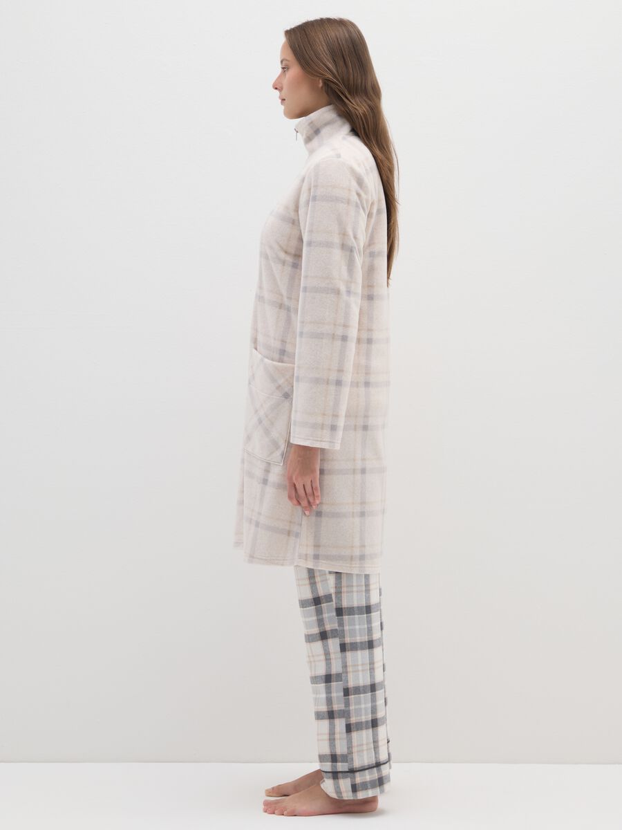 Vestaglia in pile beige a quadri con tasche_1