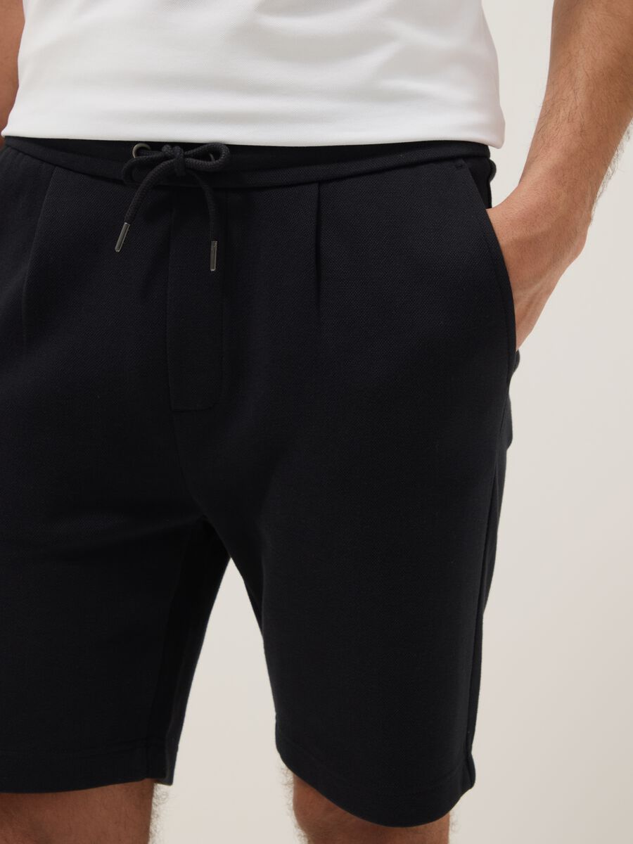 Shorts in puro cotone nero regular fit con coulisse_3