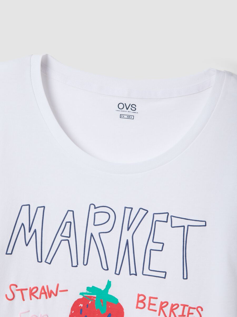 Maglietta pigiama in puro cotone bianca regular fit con fragole_5