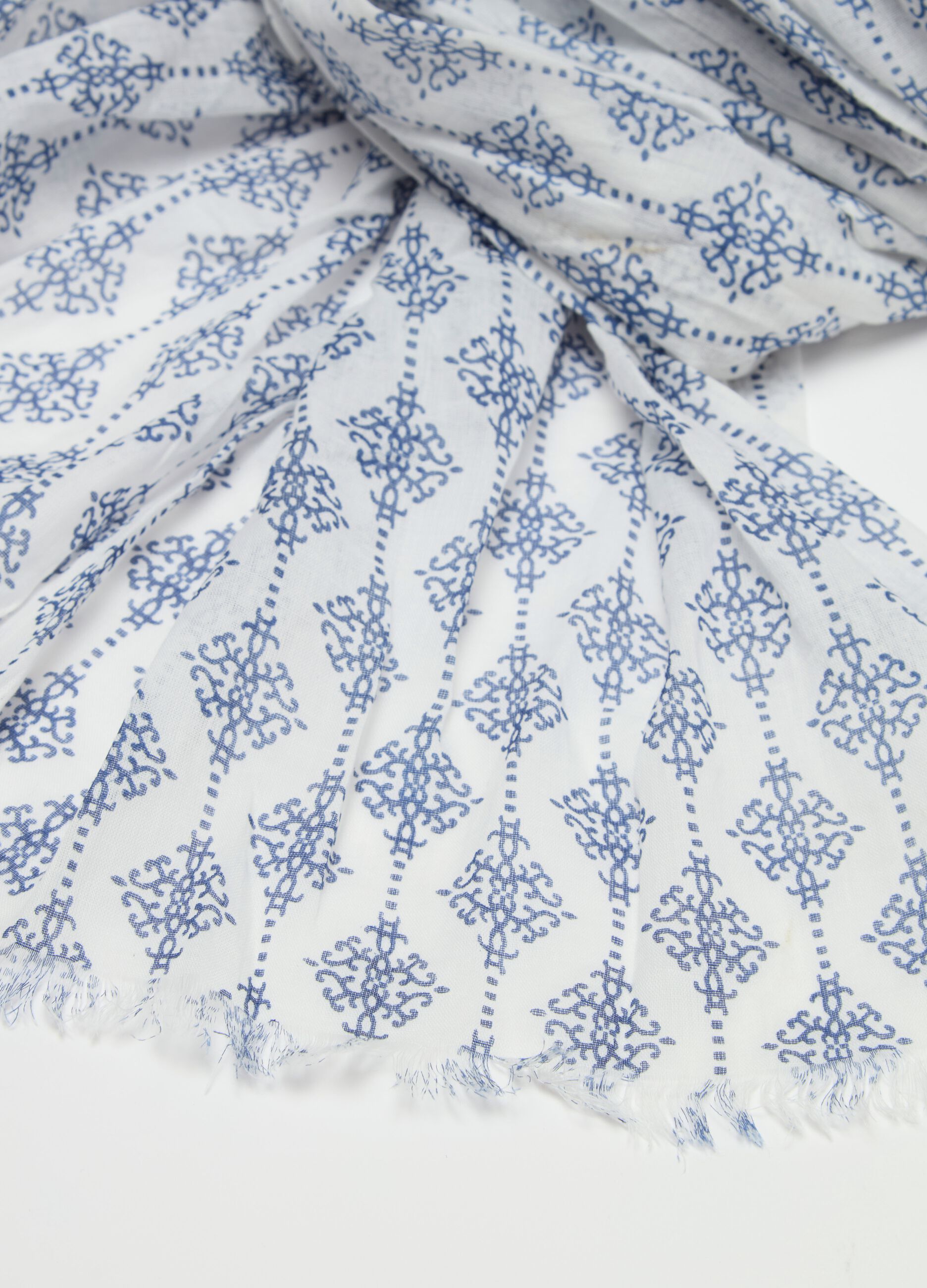 Fringed scarf with ethnic print