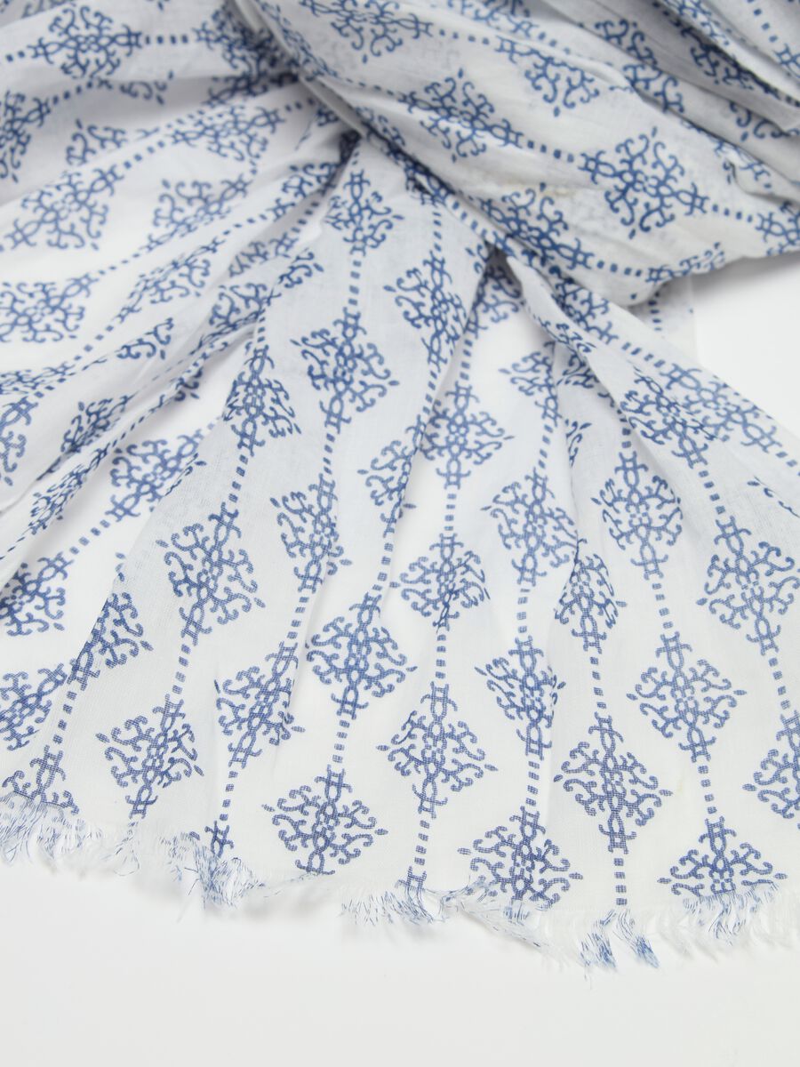 Fringed scarf with ethnic print_2