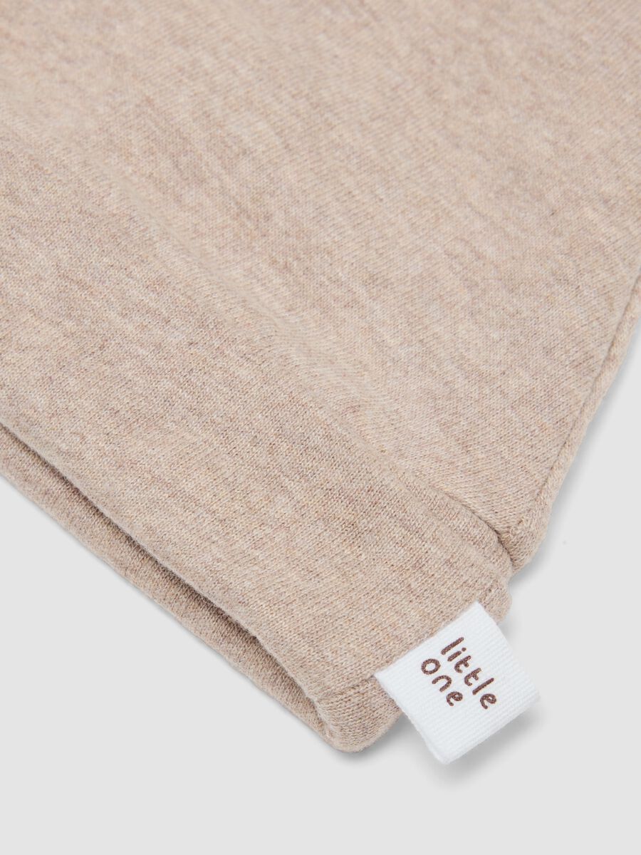 Set beige con cuffietta e scarpine neonato_2