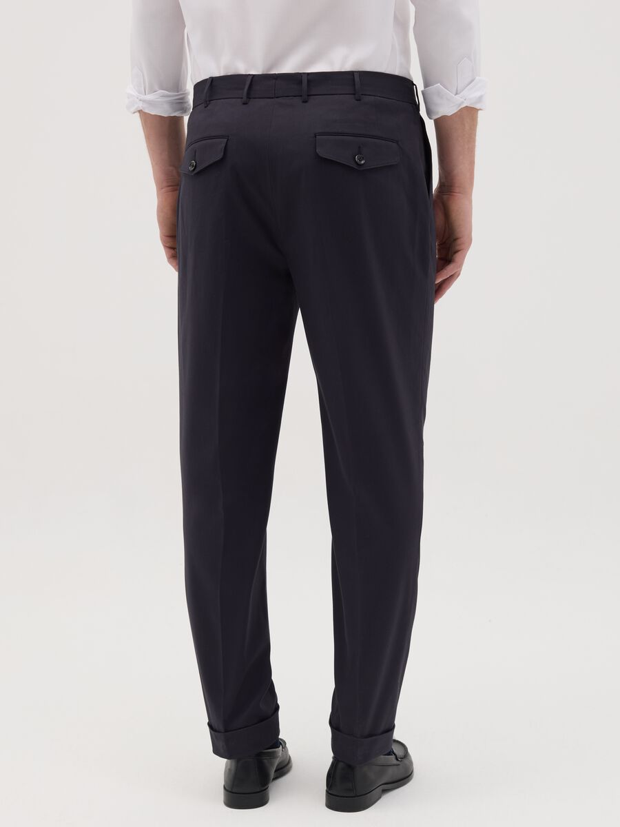 Men’s trousers in blue stretch cotton with carrot fit_3