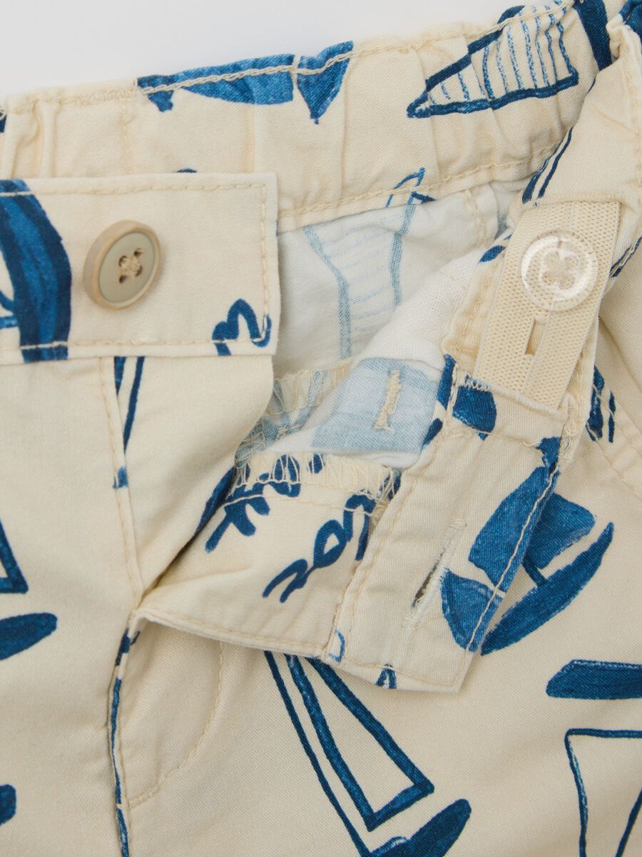Set with white shirt and patterned Bermuda shorts_2