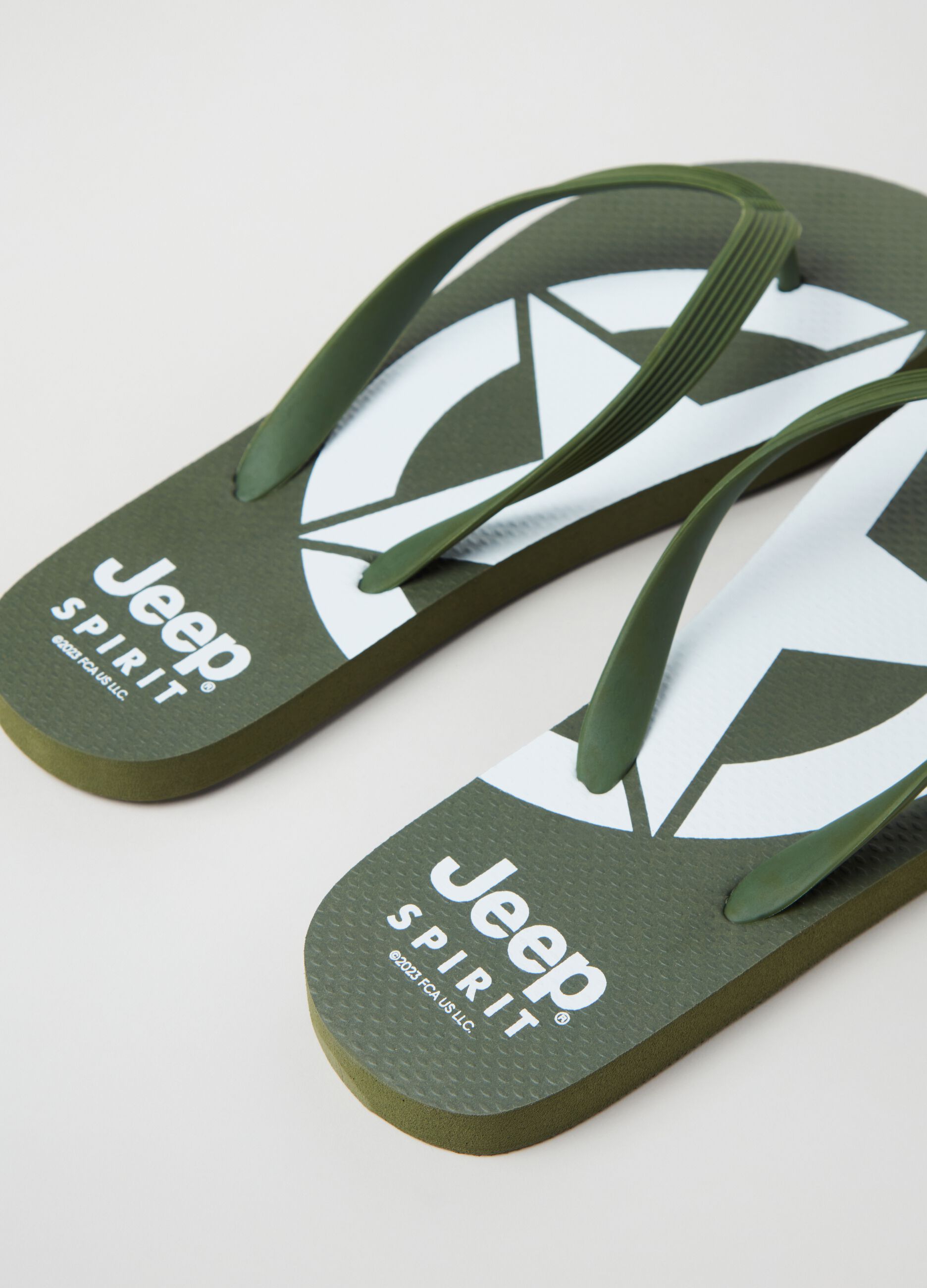 Thong sandals with Jeep star print