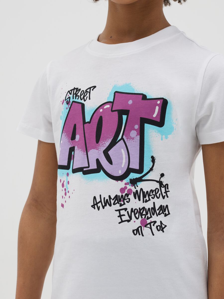 T-shirt bianca in cotone con stampa "Street Art"_1