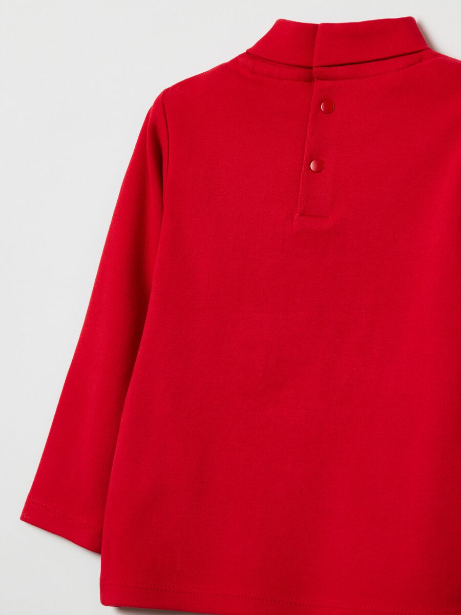 T-shirt a collo alto con patch orso e ricamo_2