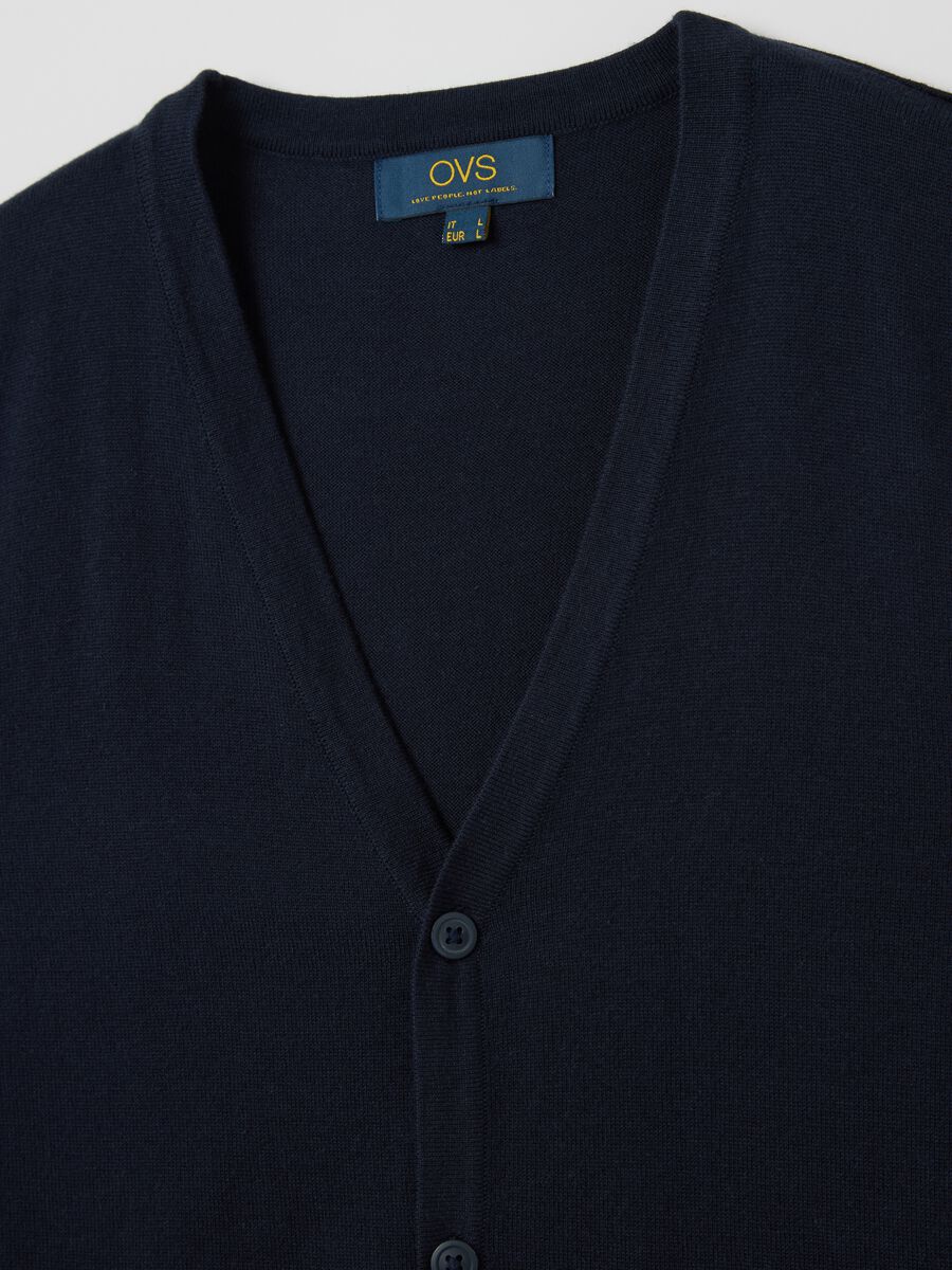 Gilet with V neck and buttons_5