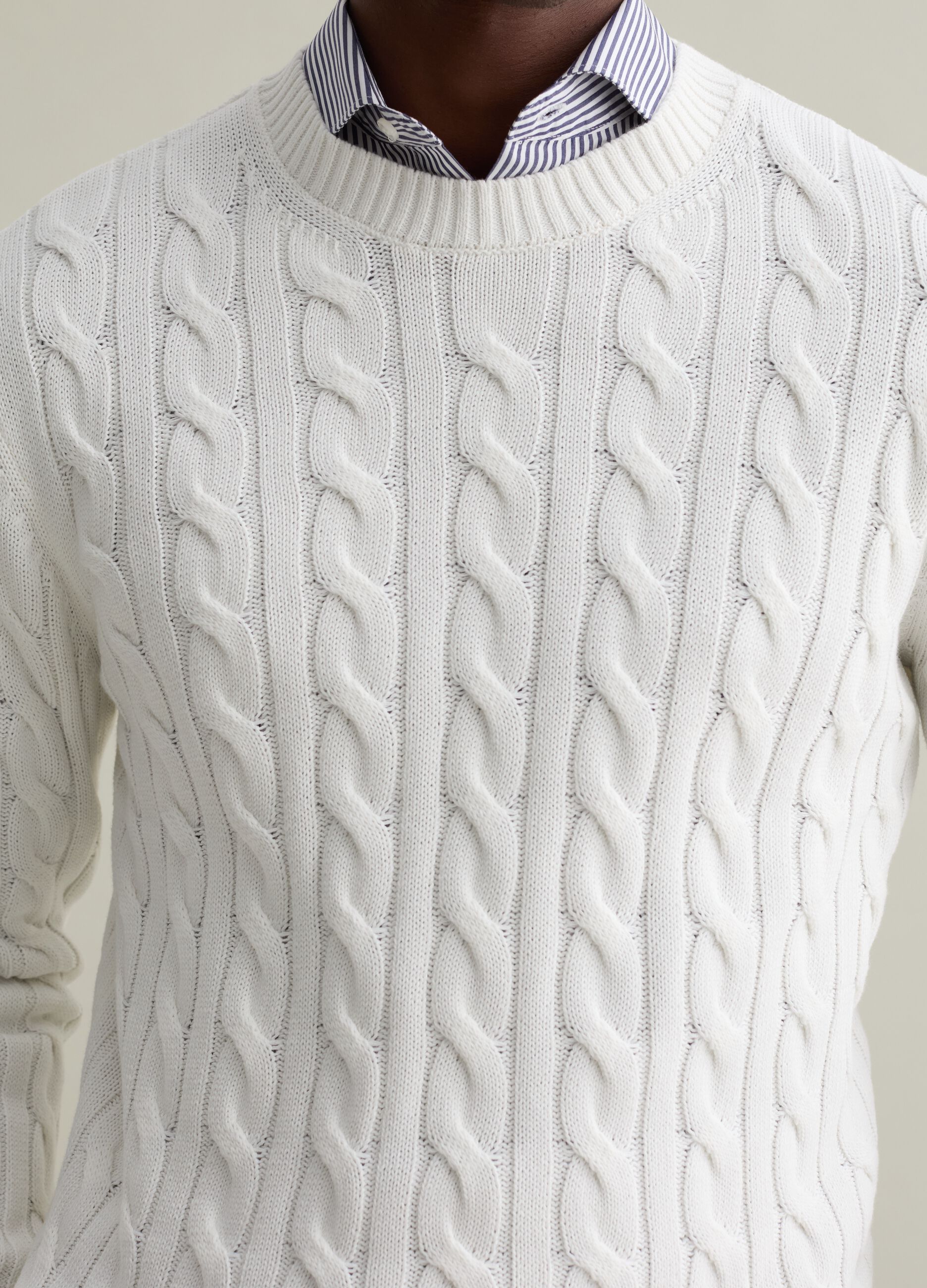 Pullover con lavorazione a treccia