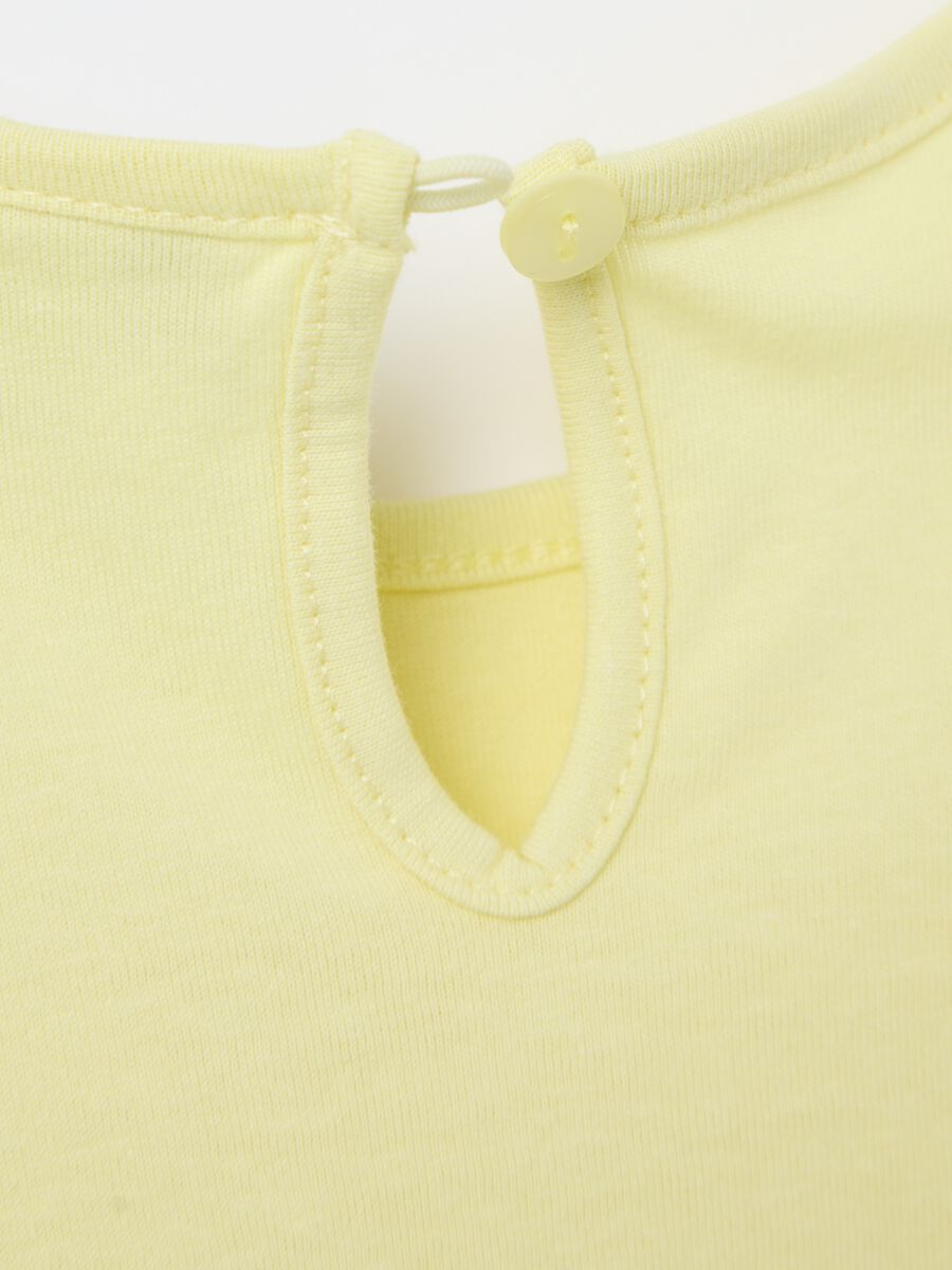 Yellow T-shirt in cotton with print and flounce_3