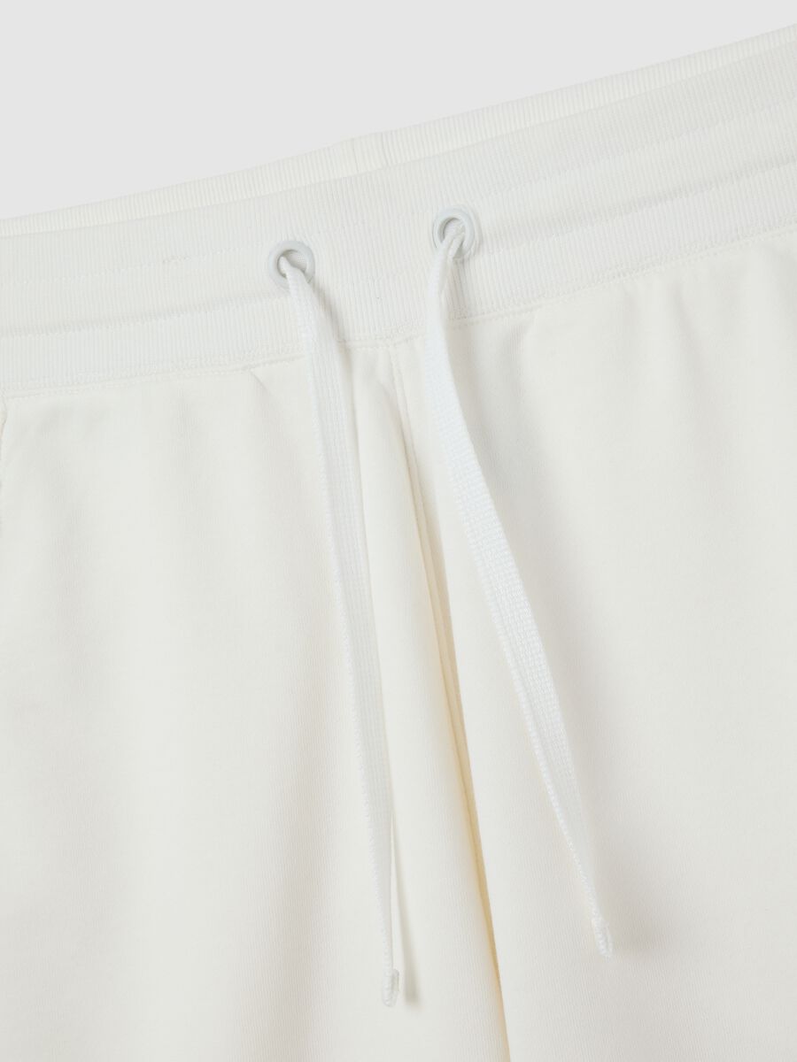 Men's white cotton bermuda shorts - regular fit_5