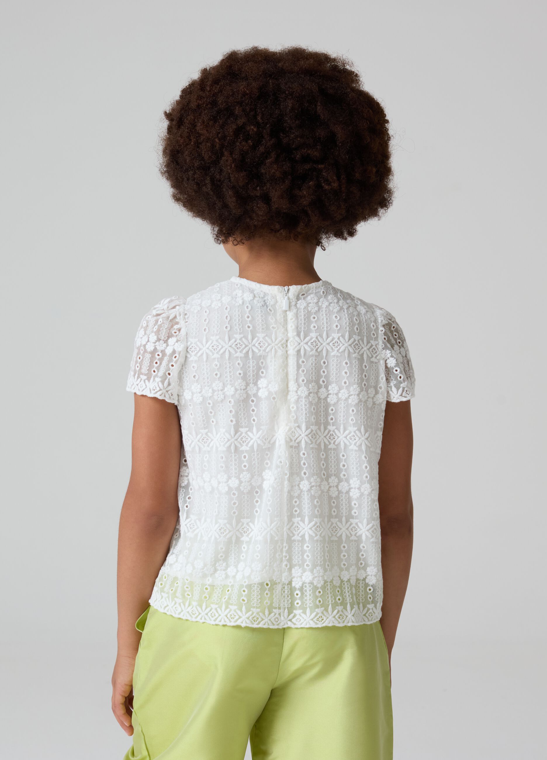 Blusa in tulle con ricamo floreale