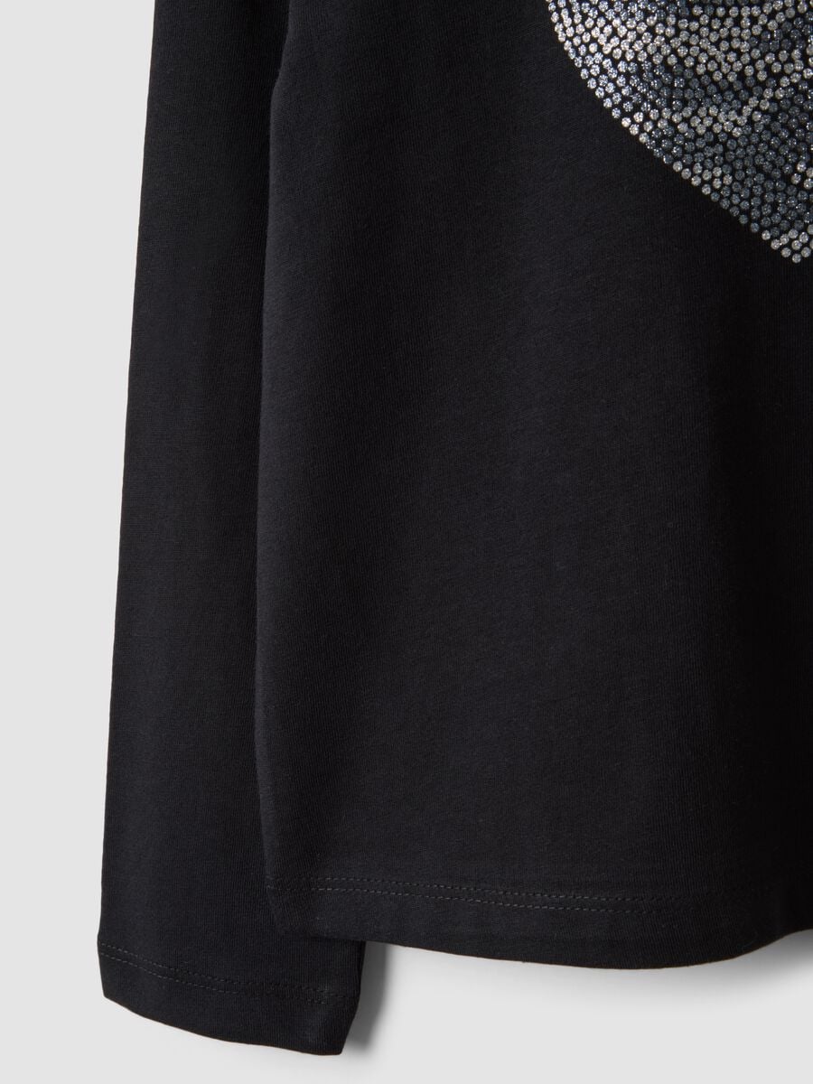T-shirt nera in puro cotone organico con stampa cuore per bambina_2