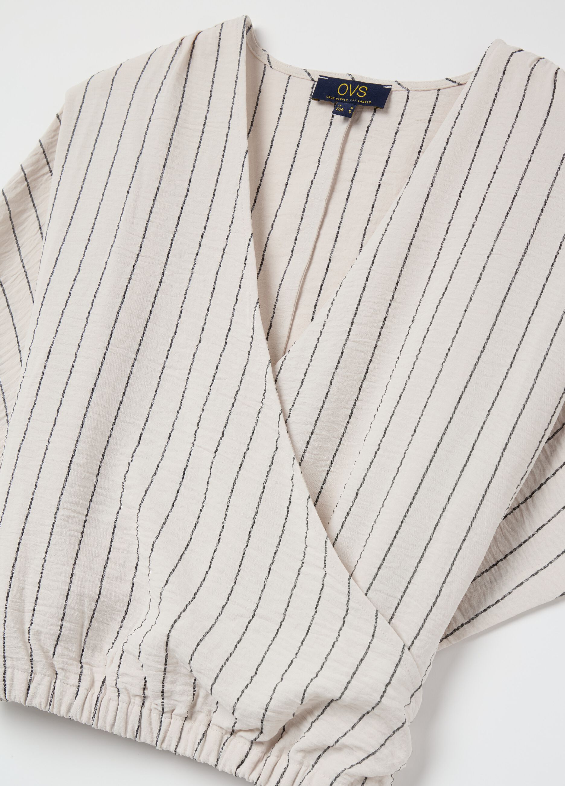 Blusa corta incrociata a righe beige