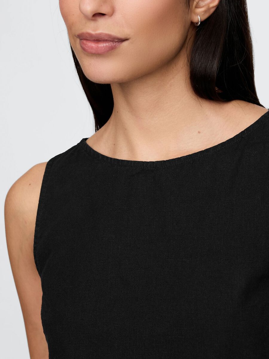 Black sleeveless top_3