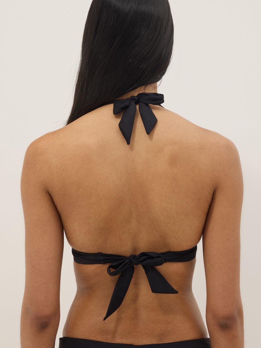 Top bikini elasticizzato nero a triangolo_2